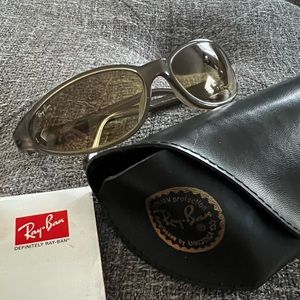 Vintage Pristine woman’s Ray Ban sunglasses. Sporty and fashionable.